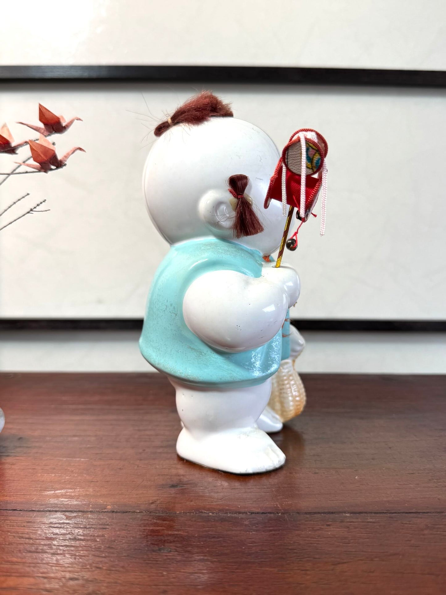 Gosho Ningyō ancien en céramique d’Hakata représentant un gosho, enfant japonais avec jouet et panier, le profil droit