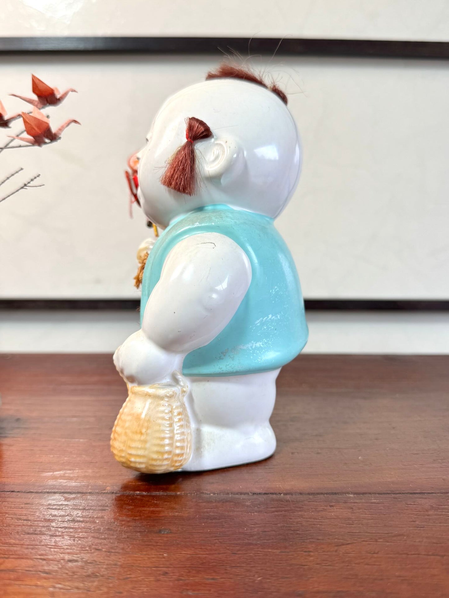 Gosho Ningyō ancien en céramique d’Hakata représentant un gosho, enfant japonais avec jouet et panier, profil gauche