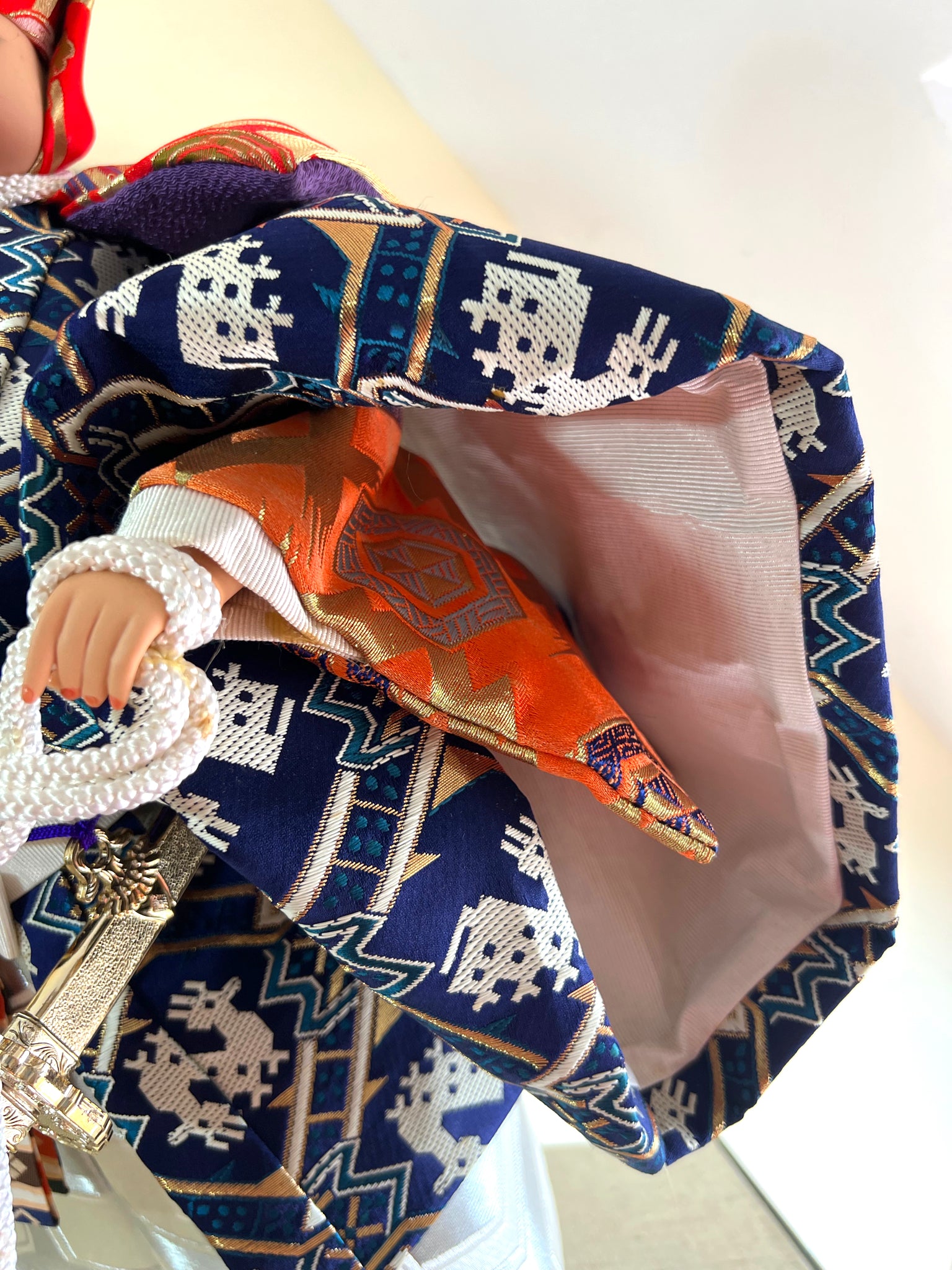 Poupée Ichimatsu, Benkei et sa cloche, main et manche kimono orange et bleue