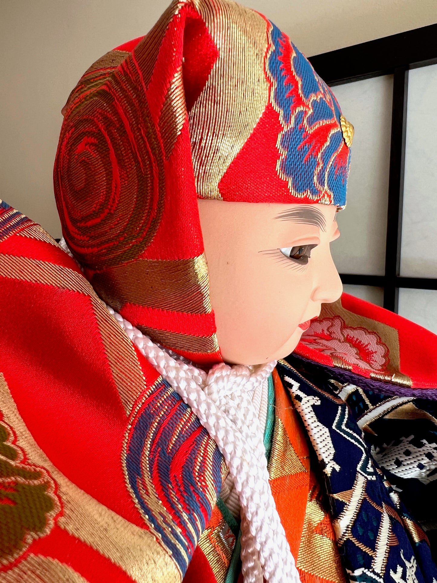 Poupée Ichimatsu, Benkei et sa cloche, visage et tissu orange entourant tête