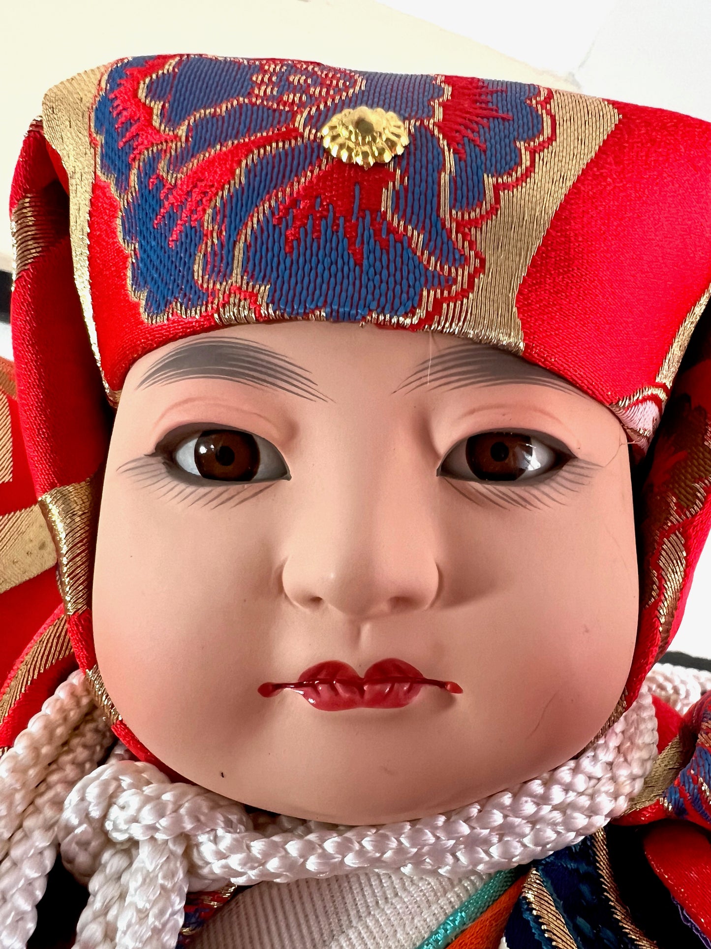 Poupée Ichimatsu, Benkei et sa cloche, visage grand plan de face, sourcils, cils peints yeux bruns et bouche rouge