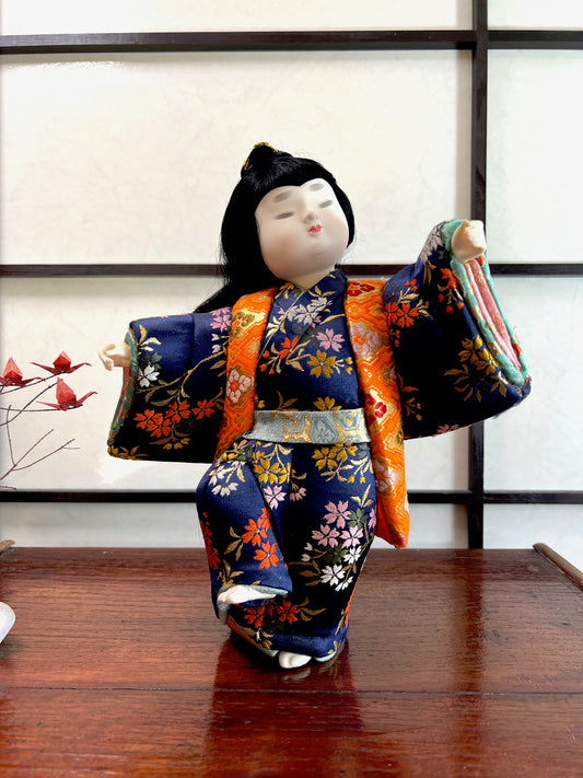 poupée japonaise traditionnelle kimekomi danseur pied levé