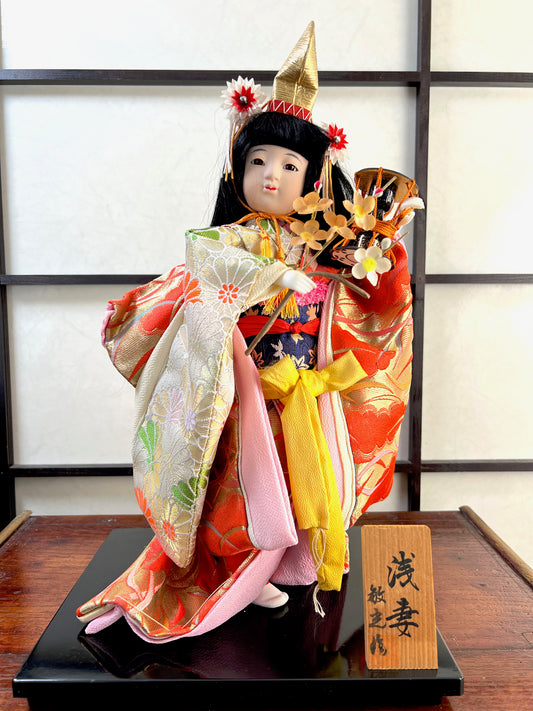 poupée japonaise en kimono traditionnel en soie