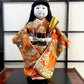 poupée japonaise traditionnelle en kimono en soie