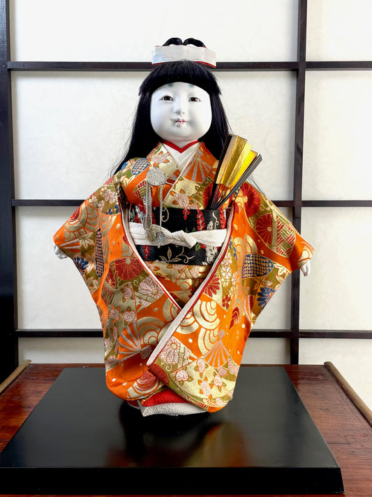 poupée japonaise traditionnelle en kimono en soie