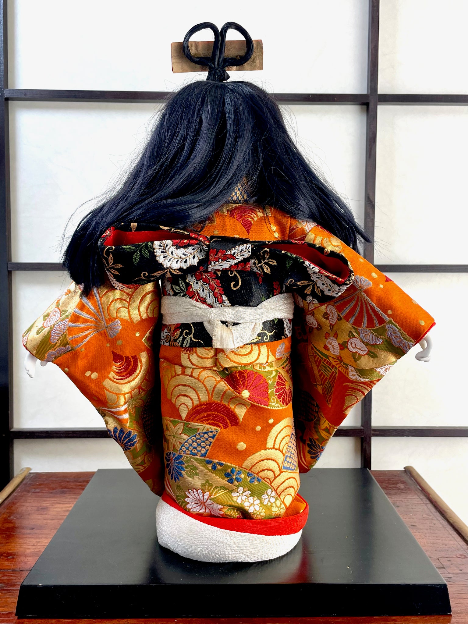 poupée japonaise traditionnelle en kimono en soie, vu de dos