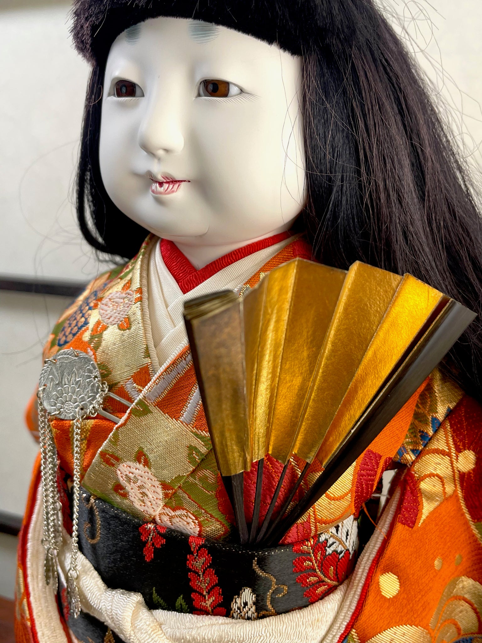 poupée japonaise traditionnelle en kimono en soie, le visage