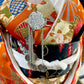 poupée japonaise traditionnelle en kimono en soie, broche argentée