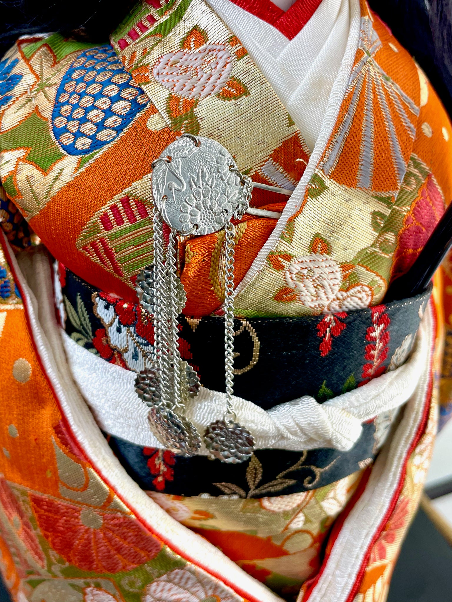 poupée japonaise traditionnelle en kimono en soie, broche argentée