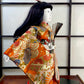 poupée japonaise traditionnelle en kimono en soie, profil droit