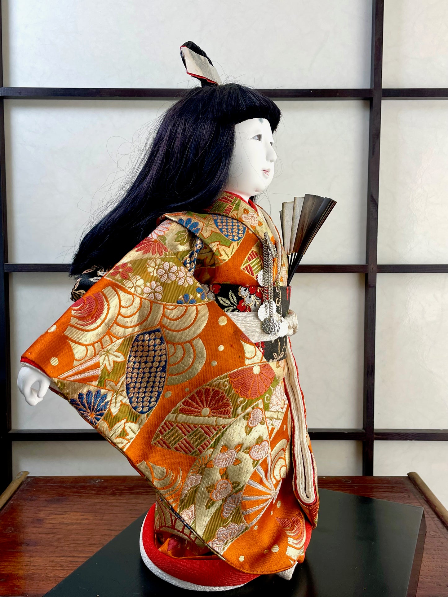 poupée japonaise traditionnelle en kimono en soie, profil droit