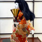 poupée japonaise traditionnelle en kimono en soie, profil gauche