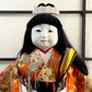 poupée japonaise traditionnelle en kimono en soie, avec un éventail doré
