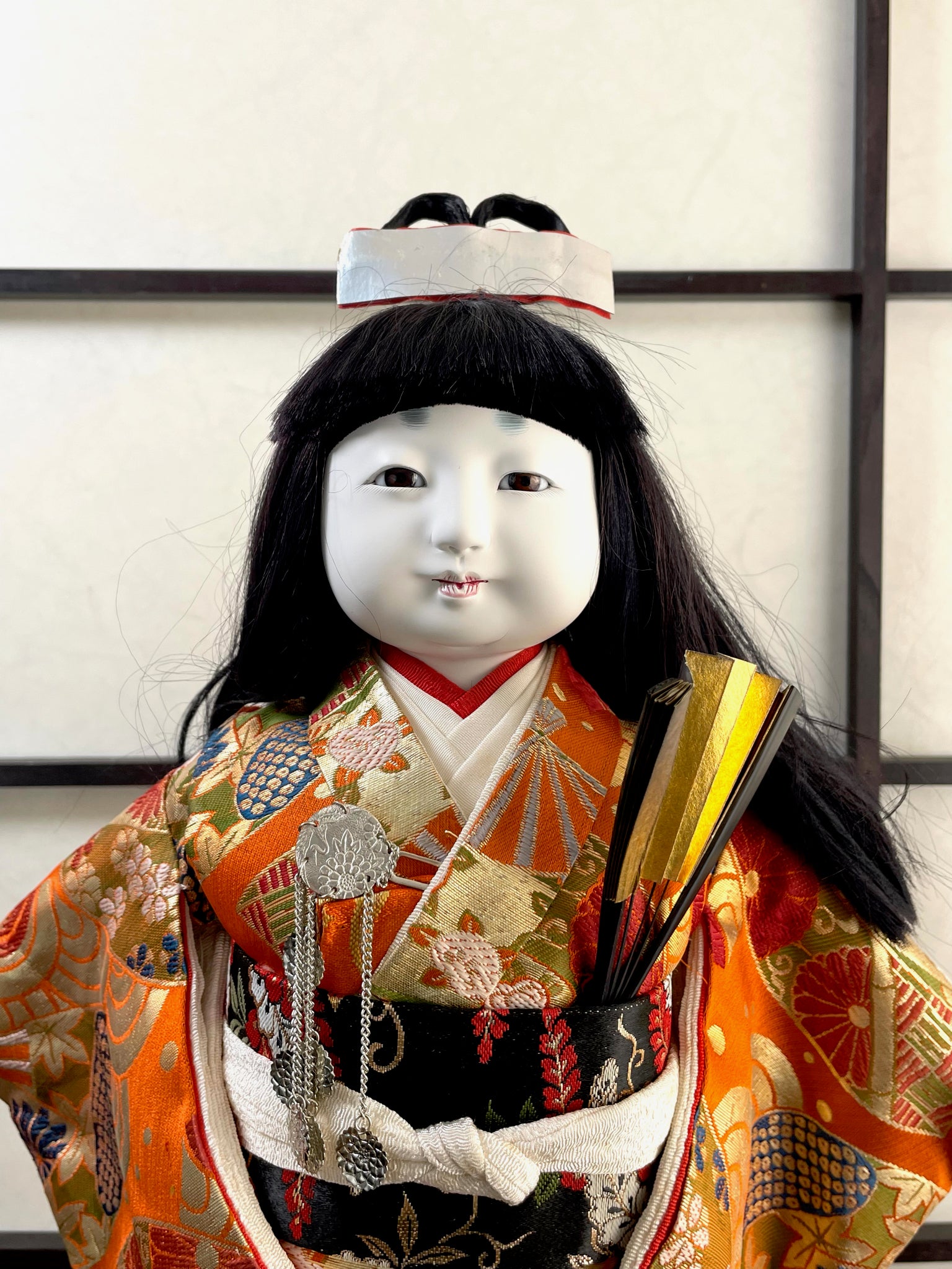 poupée japonaise traditionnelle en kimono en soie, avec un éventail doré