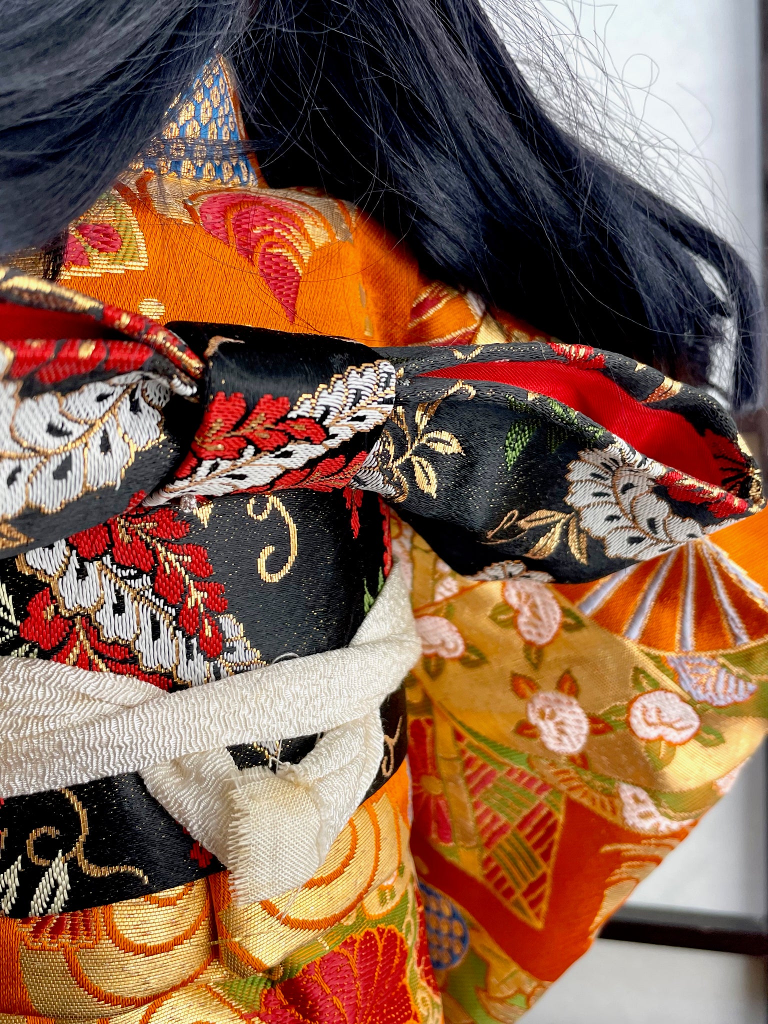 poupée japonaise traditionnelle en kimono en soie, obi noir