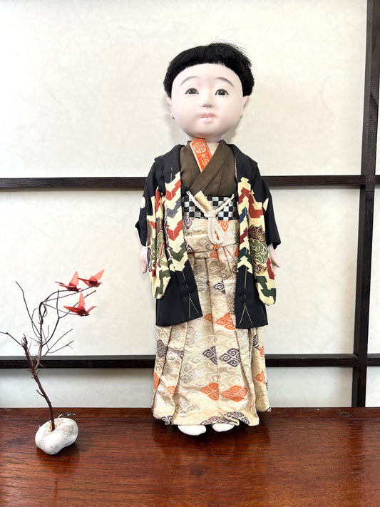 poupée japonaise traditionnelle garçon en kimono