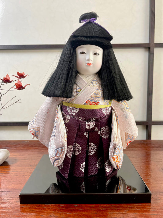 poupée japonaise traditionnelle garçon en pantalon hakama et kimono