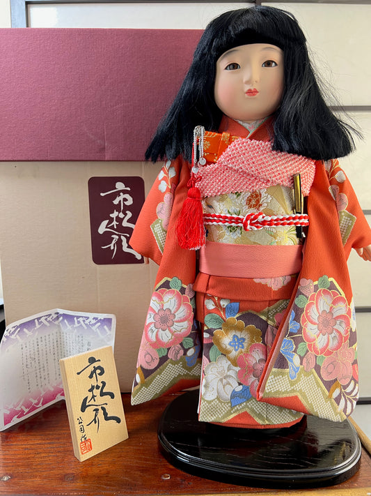 Poupée Japonaise Traditionnelle  Ichimatsu | Jeune fille en kimono orange fleuri avec sa boite sur socle en bois