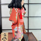 Poupée Japonaise Traditionnelle  Ichimatsu | Jeune fille en kimono orange fleuri vue de profil droit