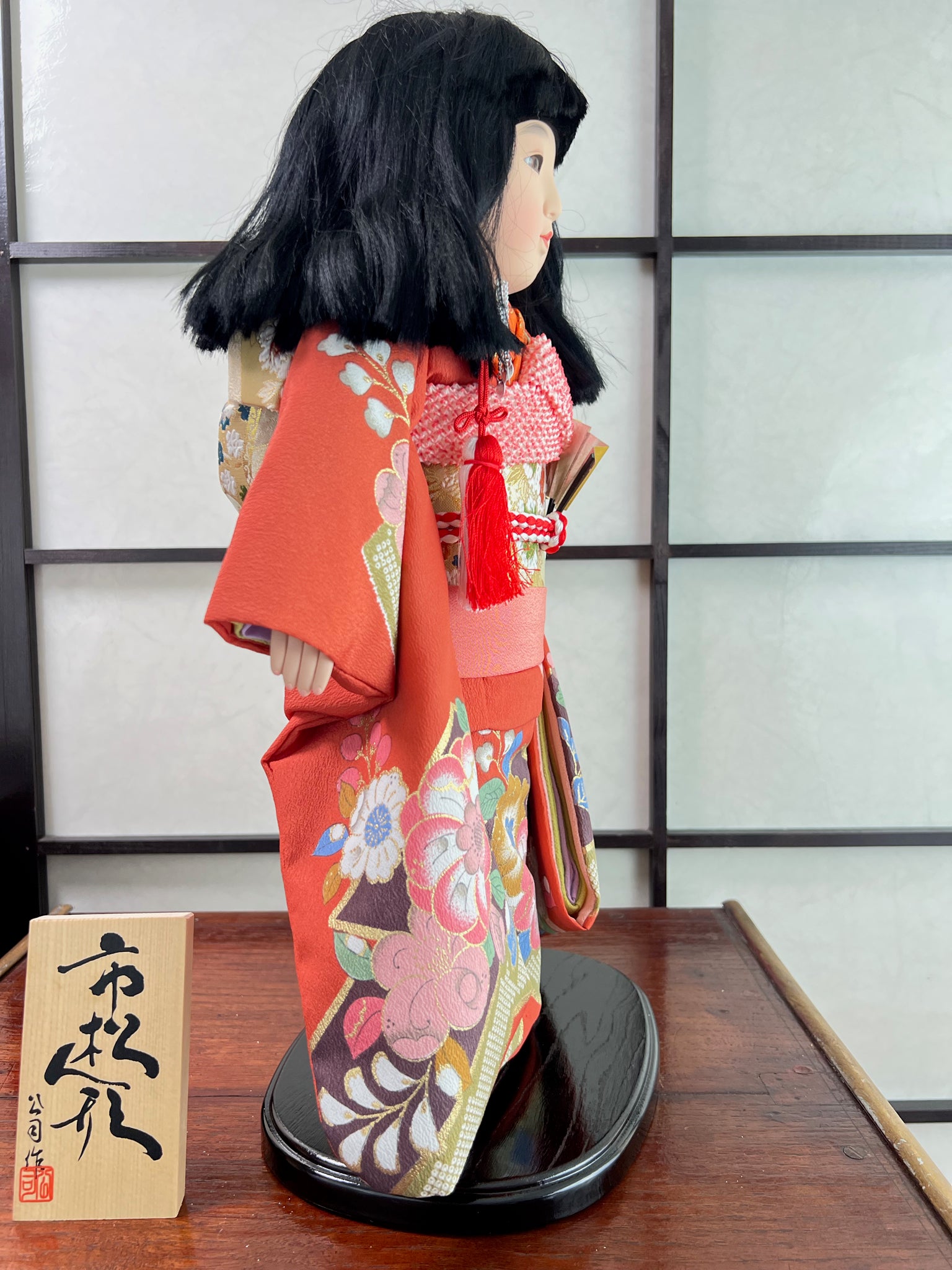Poupée Japonaise Traditionnelle  Ichimatsu | Jeune fille en kimono orange fleuri vue de profil droit