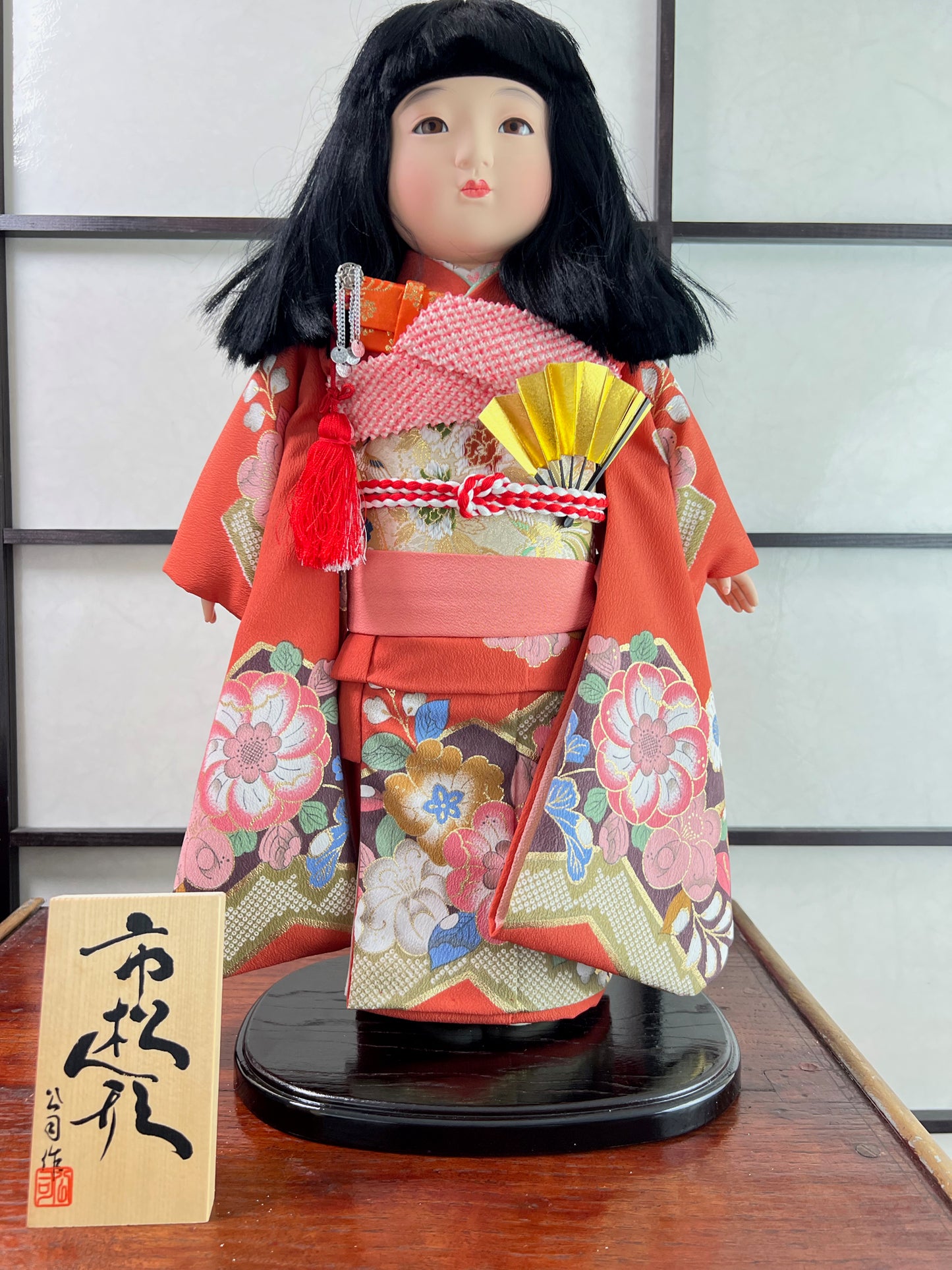 Poupée Japonaise Traditionnelle  Ichimatsu | Jeune fille en kimono orange fleuri éventail dans sa ceinture