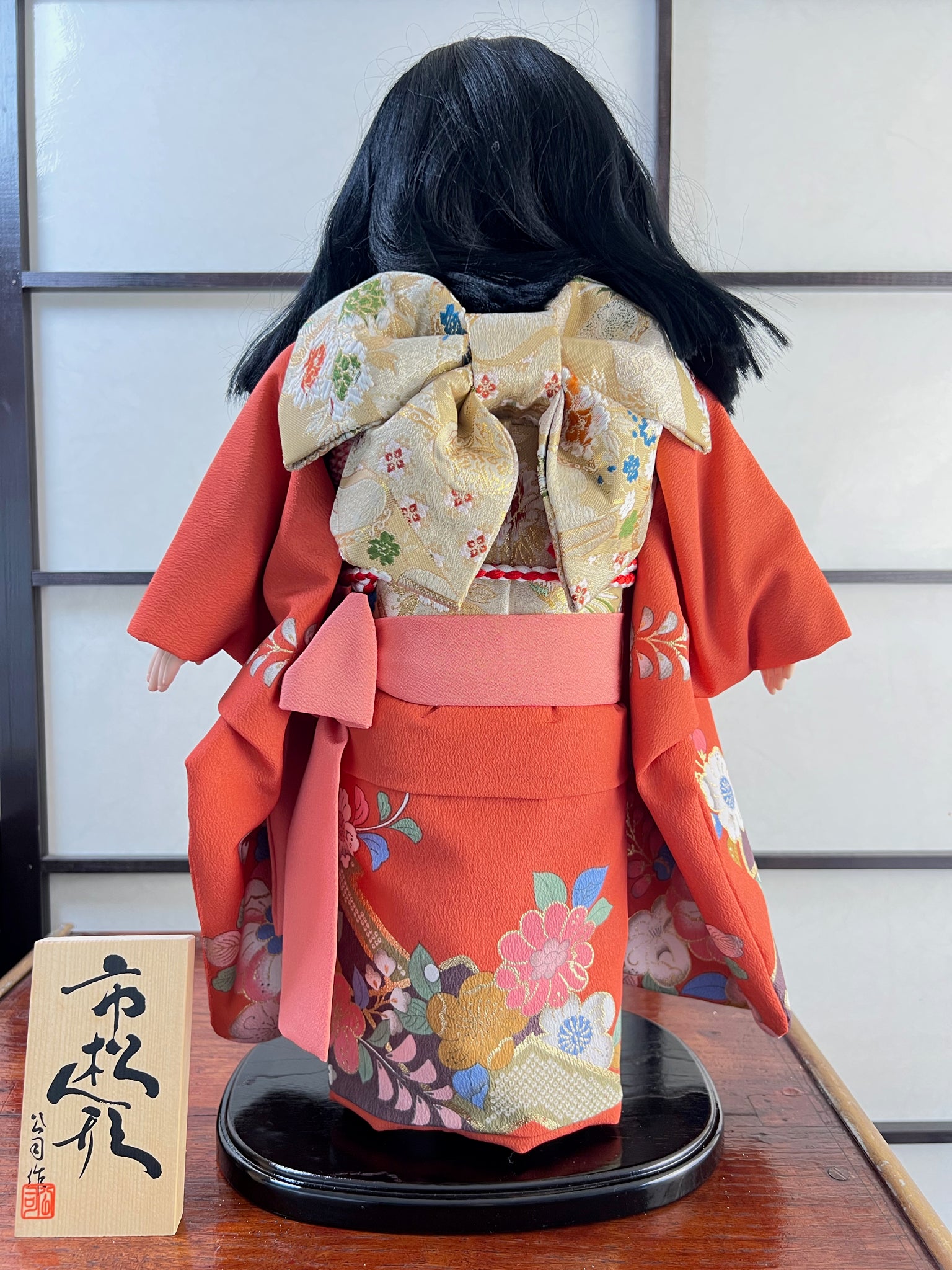 Poupée Japonaise Traditionnelle  Ichimatsu | Jeune fille en kimono orange fleuri dos 