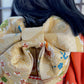 Poupée Japonaise Traditionnelle  Ichimatsu | Jeune fille en kimono orange fleuri noeud de la ceinture dans le dos 