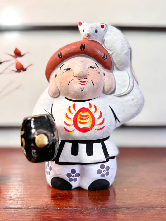 Daikoku japonais ancien en papier mâché Hariko avec rat blanc porte-bonheur, vu de face