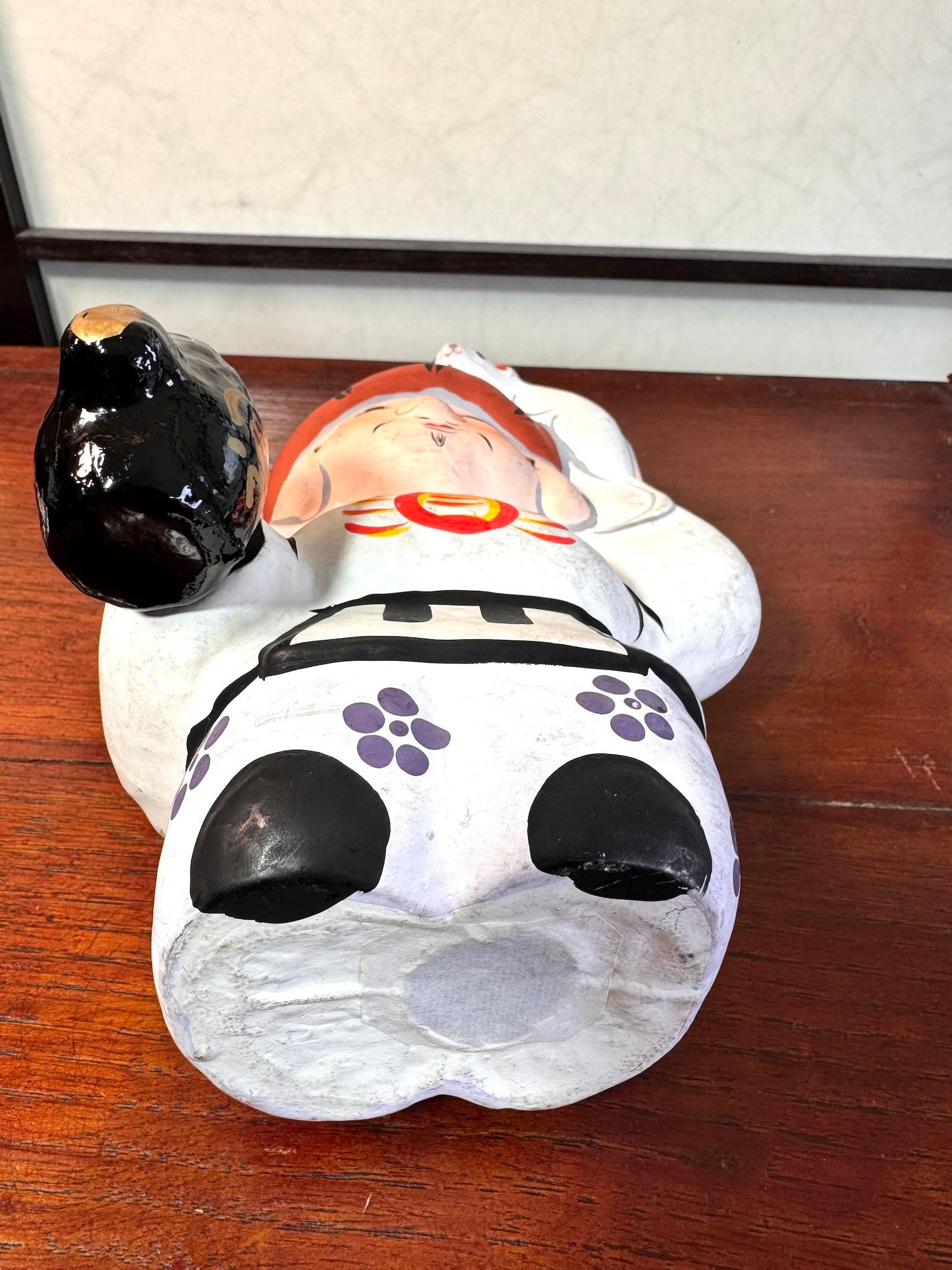 Daikoku japonais ancien en papier mâché Hariko avec rat blanc porte-bonheur, dessous