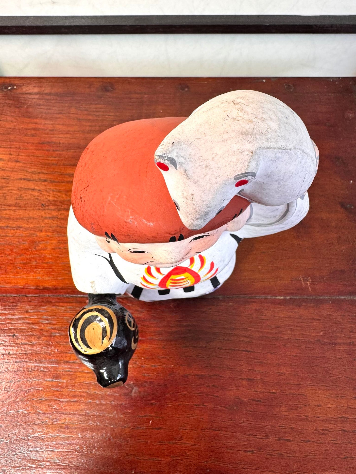 Daikoku japonais ancien en papier mâché Hariko avec rat blanc porte-bonheur, vu de dessus