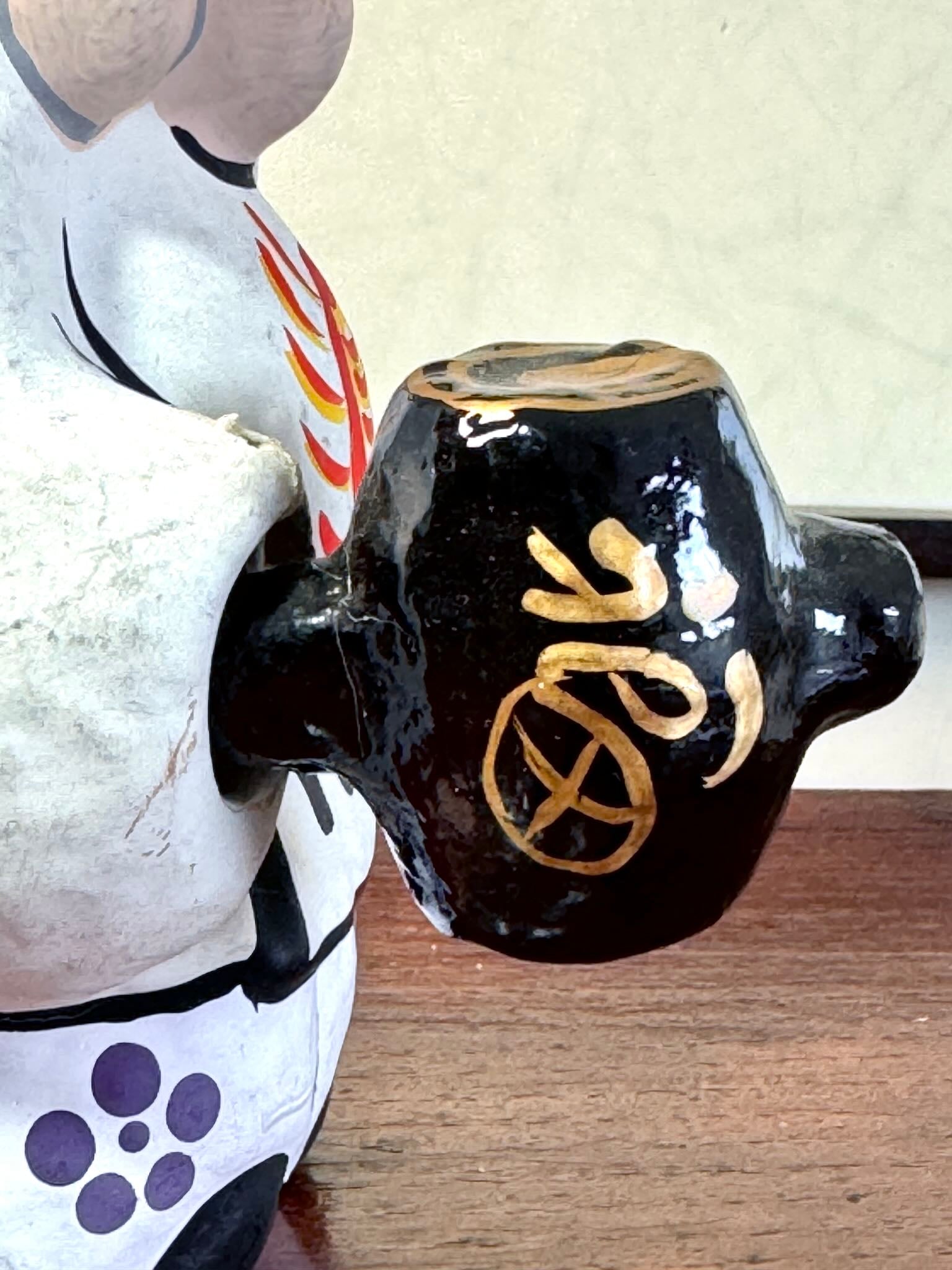 Daikoku japonais ancien en papier mâché Hariko avec rat blanc porte-bonheur, gros plan sur le maillet mobile