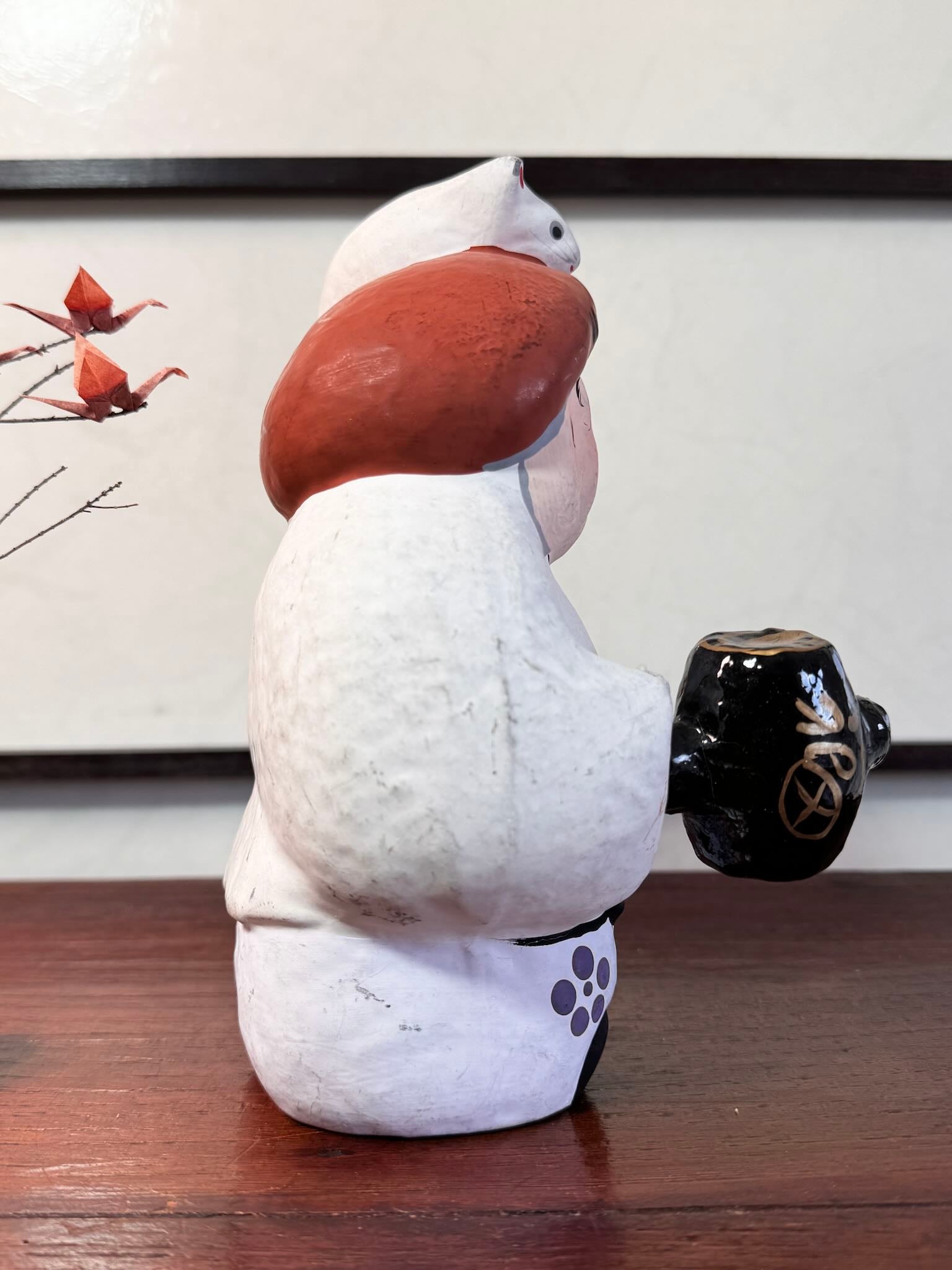 Daikoku japonais ancien en papier mâché Hariko avec rat blanc porte-bonheur, vu du profil droit