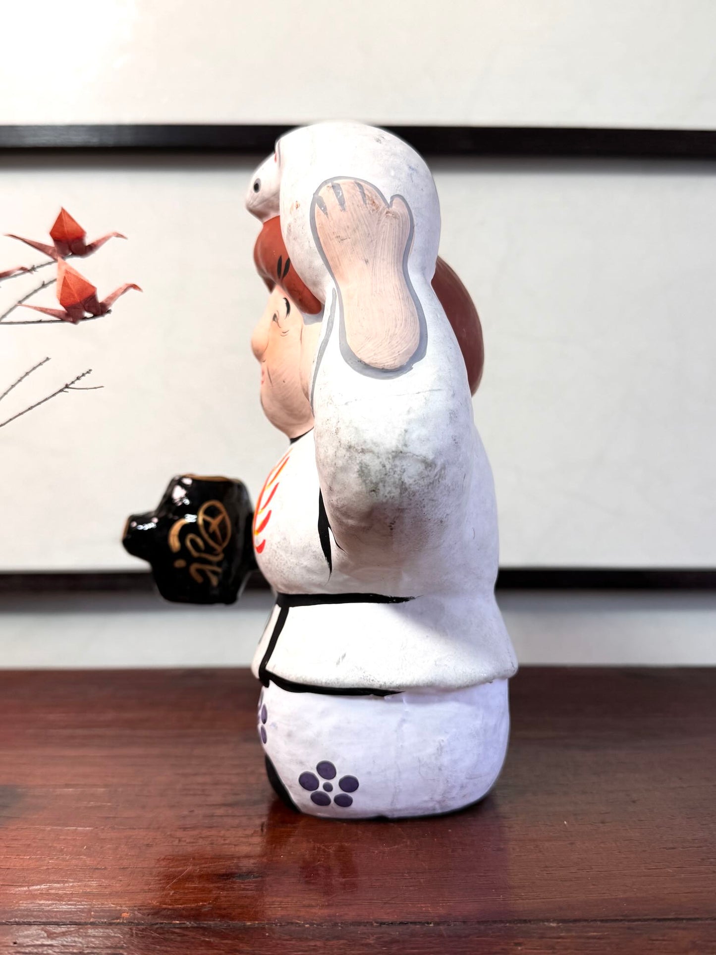 Daikoku japonais ancien en papier mâché Hariko avec rat blanc porte-bonheur, vu du profil gauche