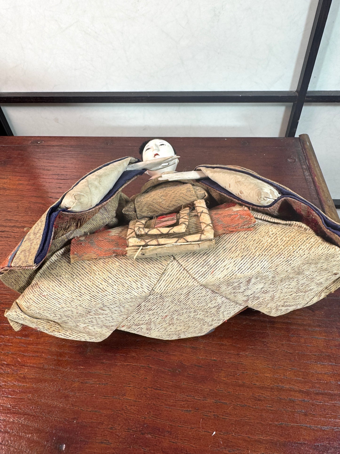 Poupée japonaise ancienne de seigneur assis en kimono, vu de dessous