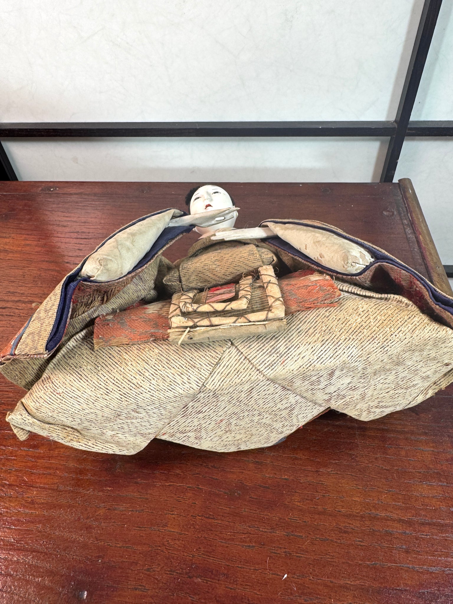 Poupée japonaise ancienne de seigneur assis en kimono, vu de dessous