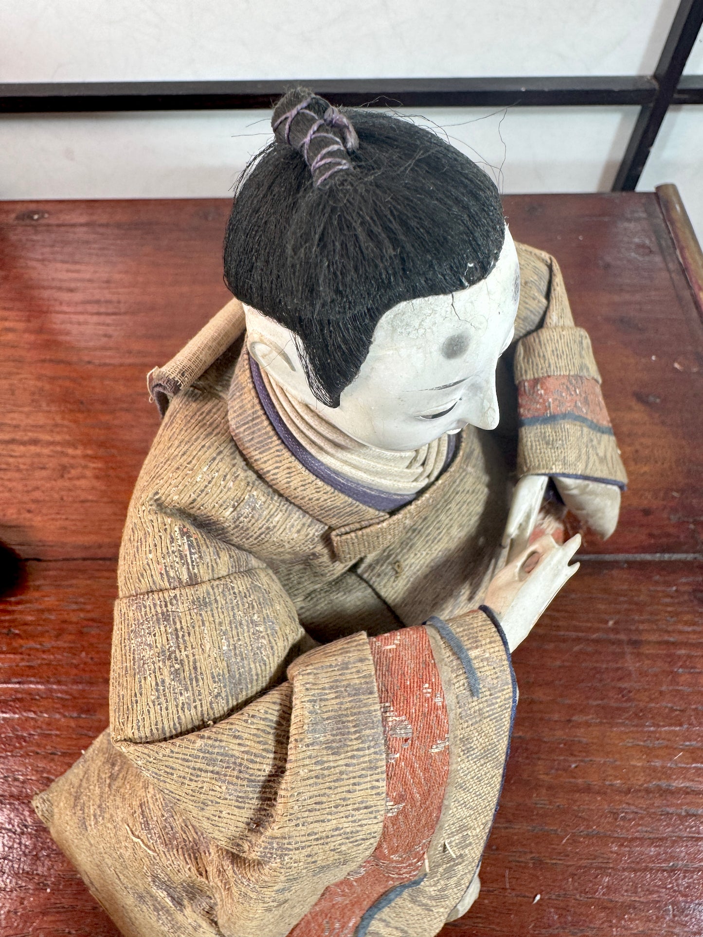Poupée japonaise ancienne de seigneur assis en kimono , vu de dessus