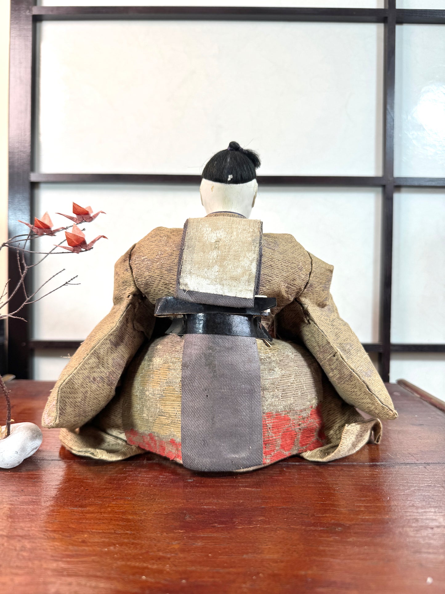 Poupée japonaise ancienne de seigneur assis en kimono, vu de dos