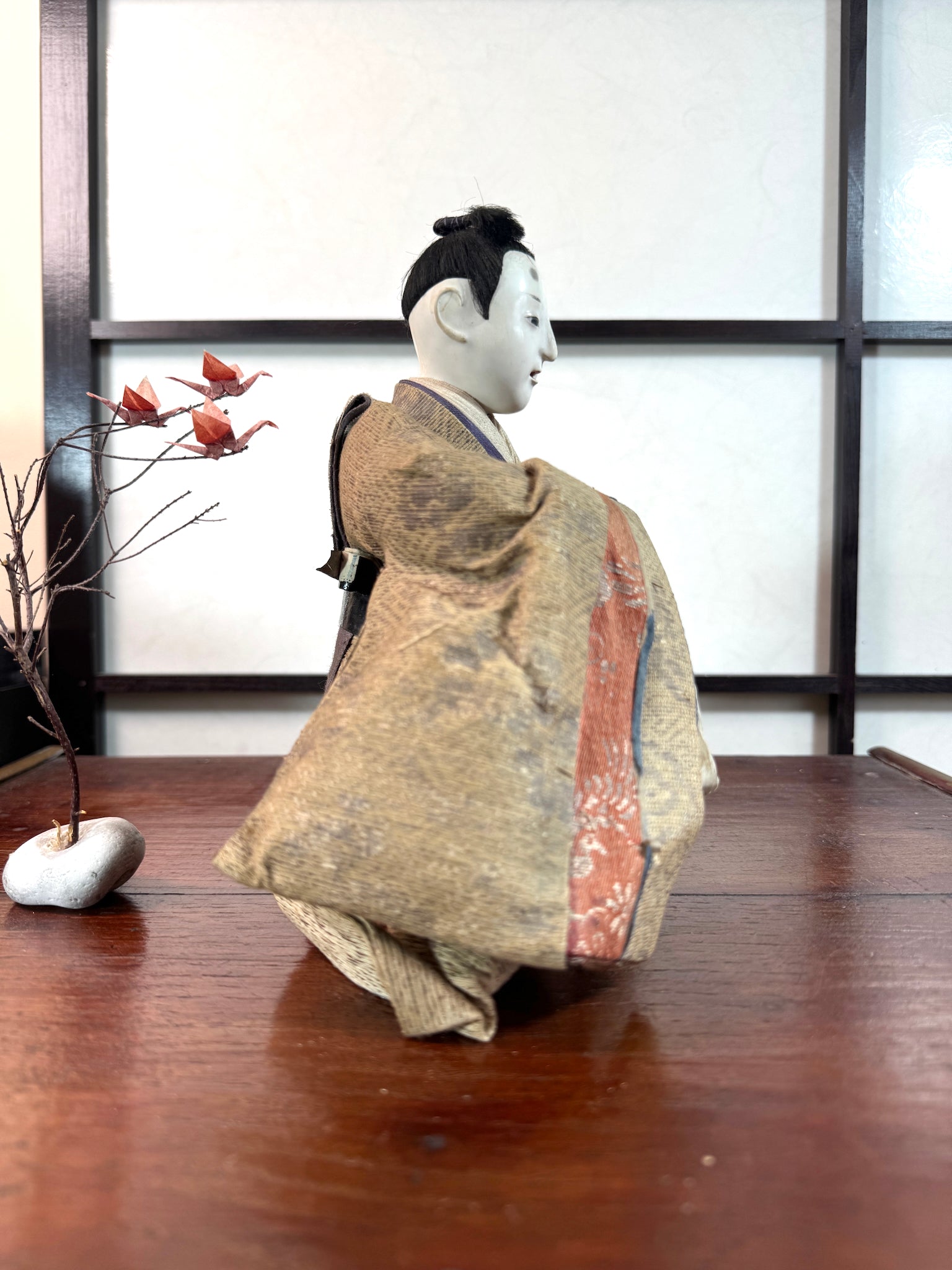 Poupée japonaise ancienne de seigneur assis en kimono, le profil droit