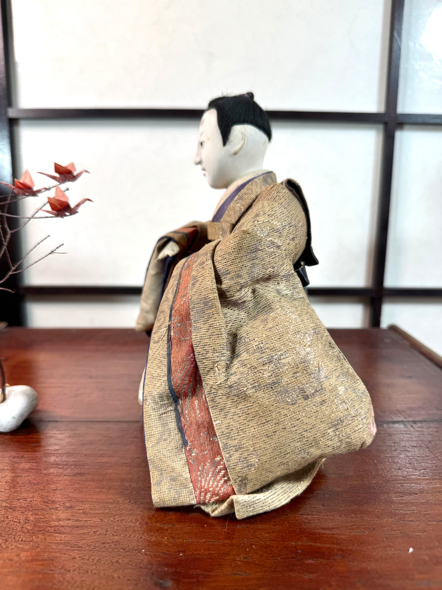 Poupée japonaise ancienne de seigneur assis en kimono, le profil gauche