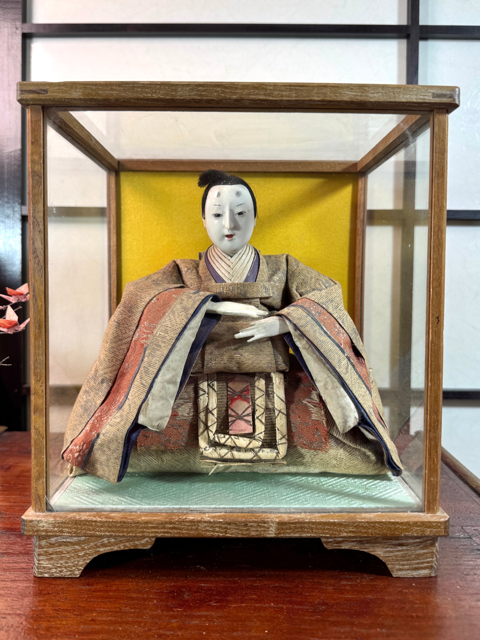 Poupée japonaise ancienne de seigneur assis en kimono dans sa vitrine
