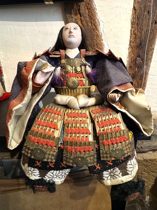 Poupée japonaise ancienne samouraï en armure rouge et or traditionnelle