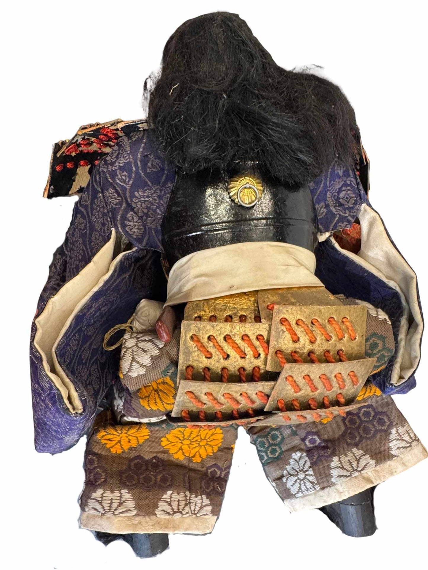 Poupée japonaise ancienne samouraï en armure rouge et or traditionnelle, vu de dos