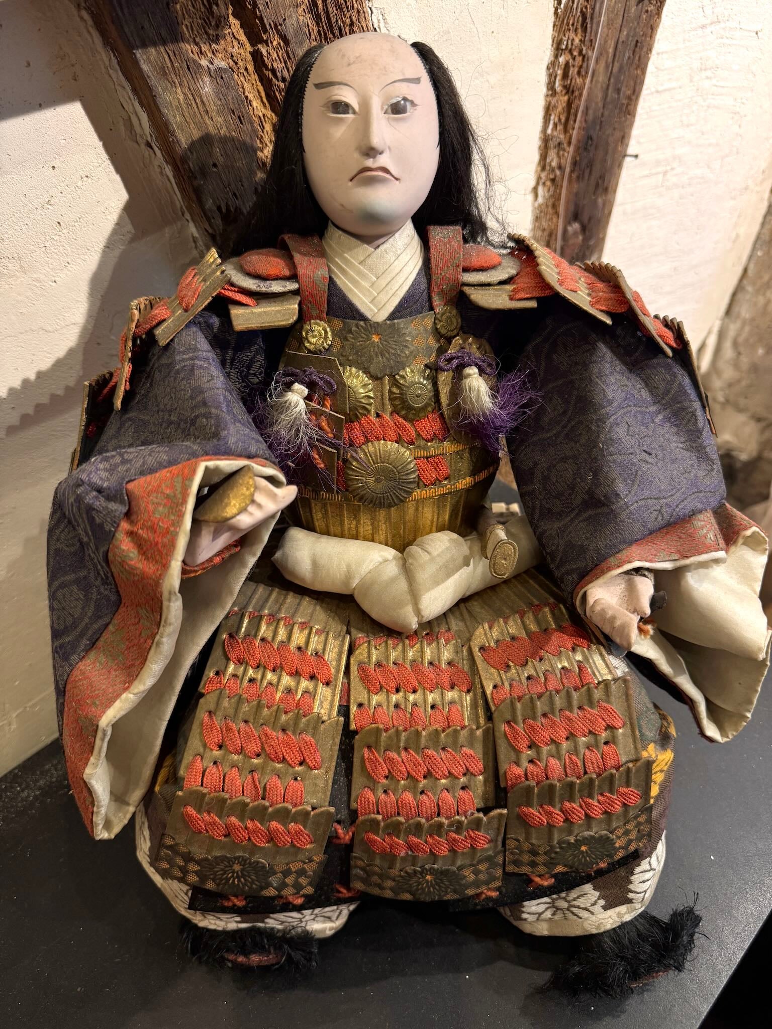 Poupée japonaise ancienne samouraï en armure rouge et or traditionnelle, vu de dessus