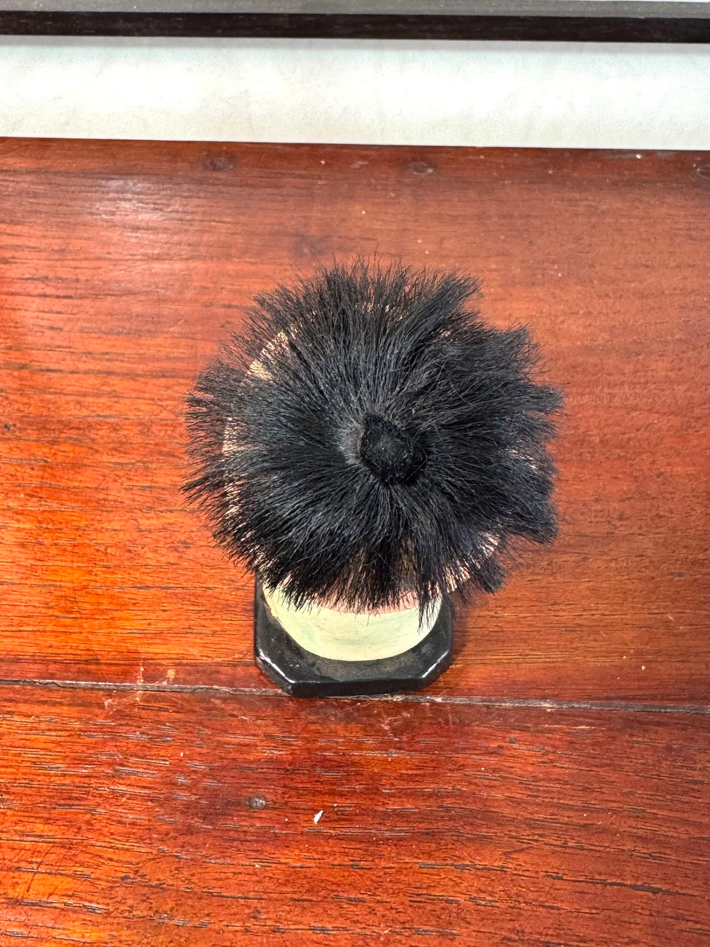 Figurine japonaise ancienne d’enfant étonné en céramique avec cheveux noirs, vu du dessus