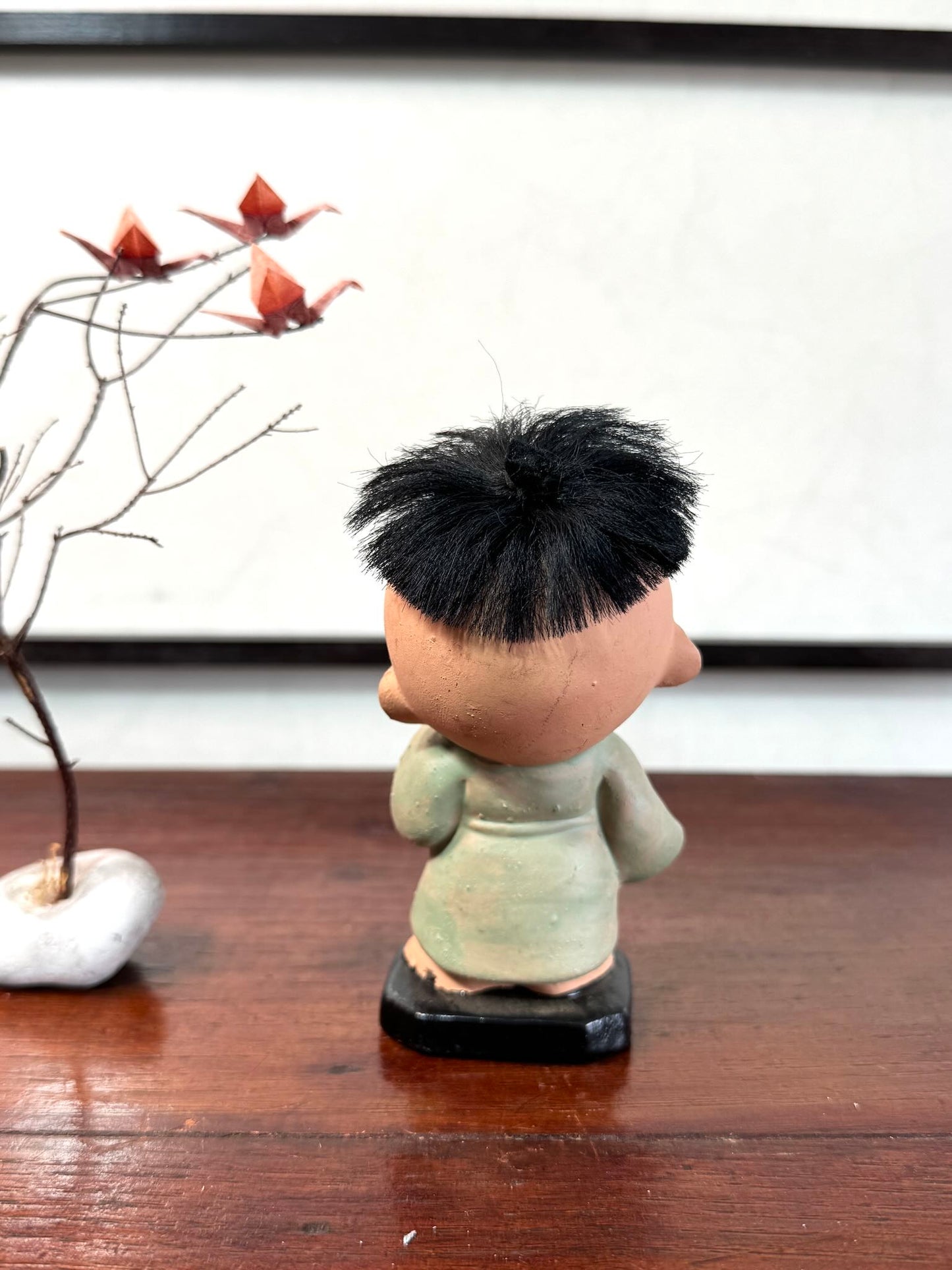 Figurine japonaise ancienne d’enfant étonné en céramique avec cheveux noirs, vu de dos