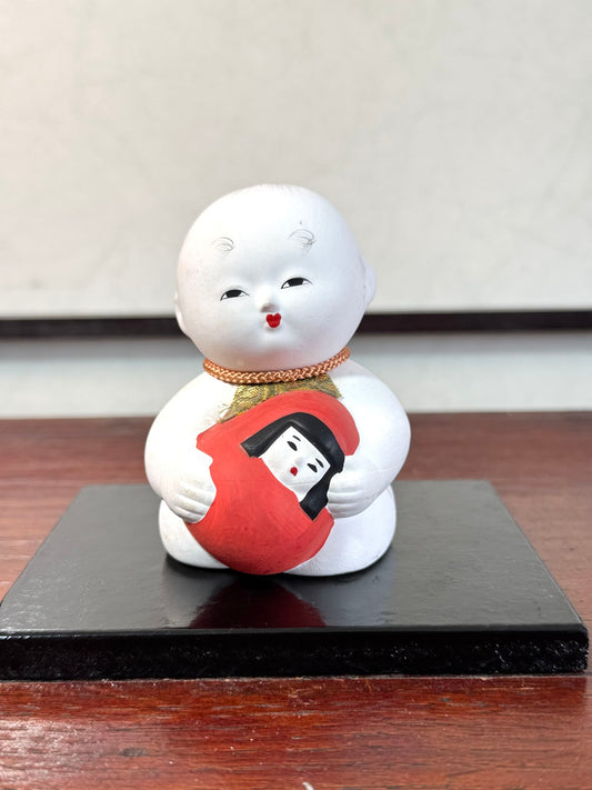 Gosho Ningyō en céramique tenant un Hime Daruma rouge japonais