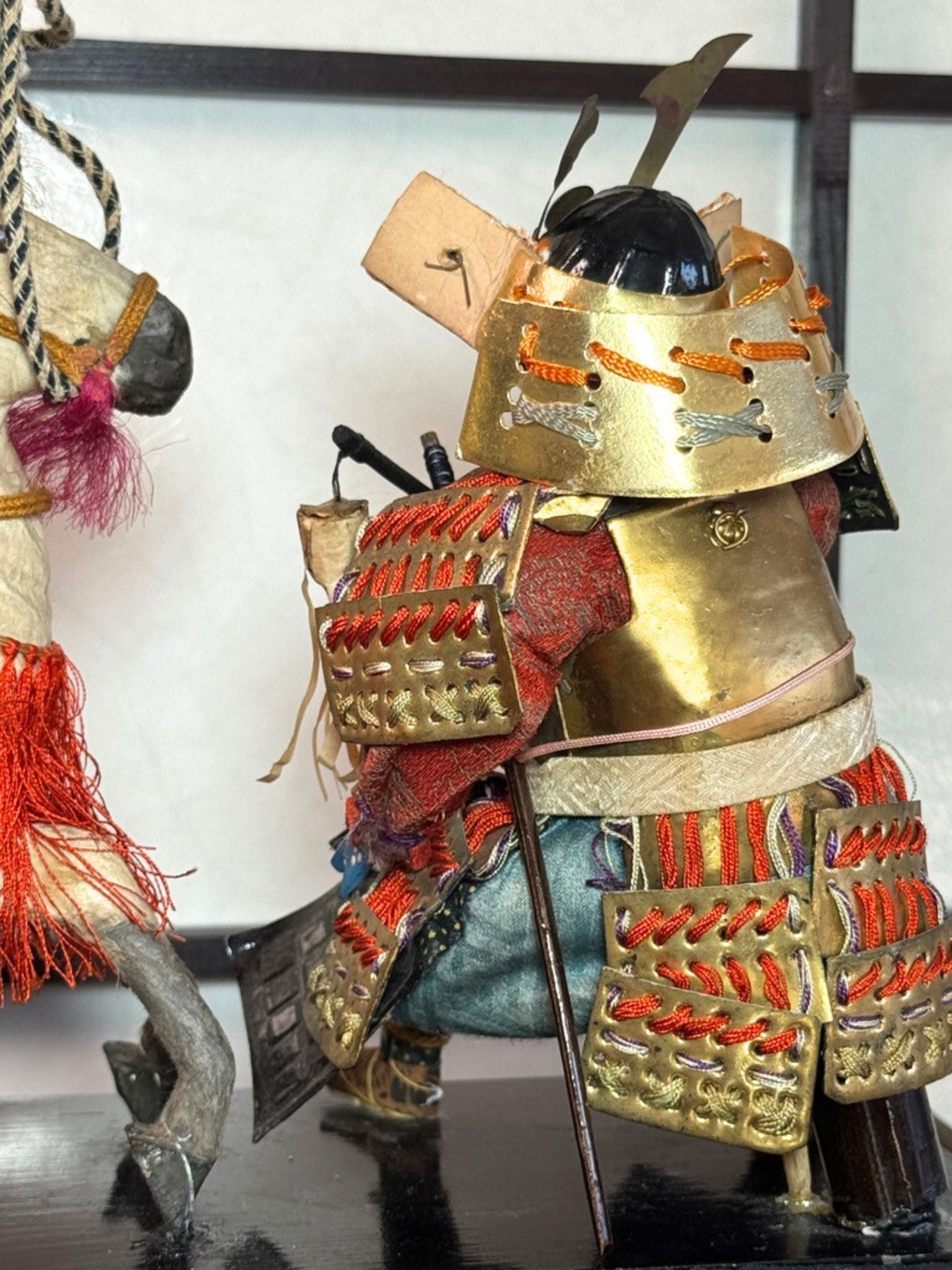 la samouraï assis vu de dos, détail de l'armure