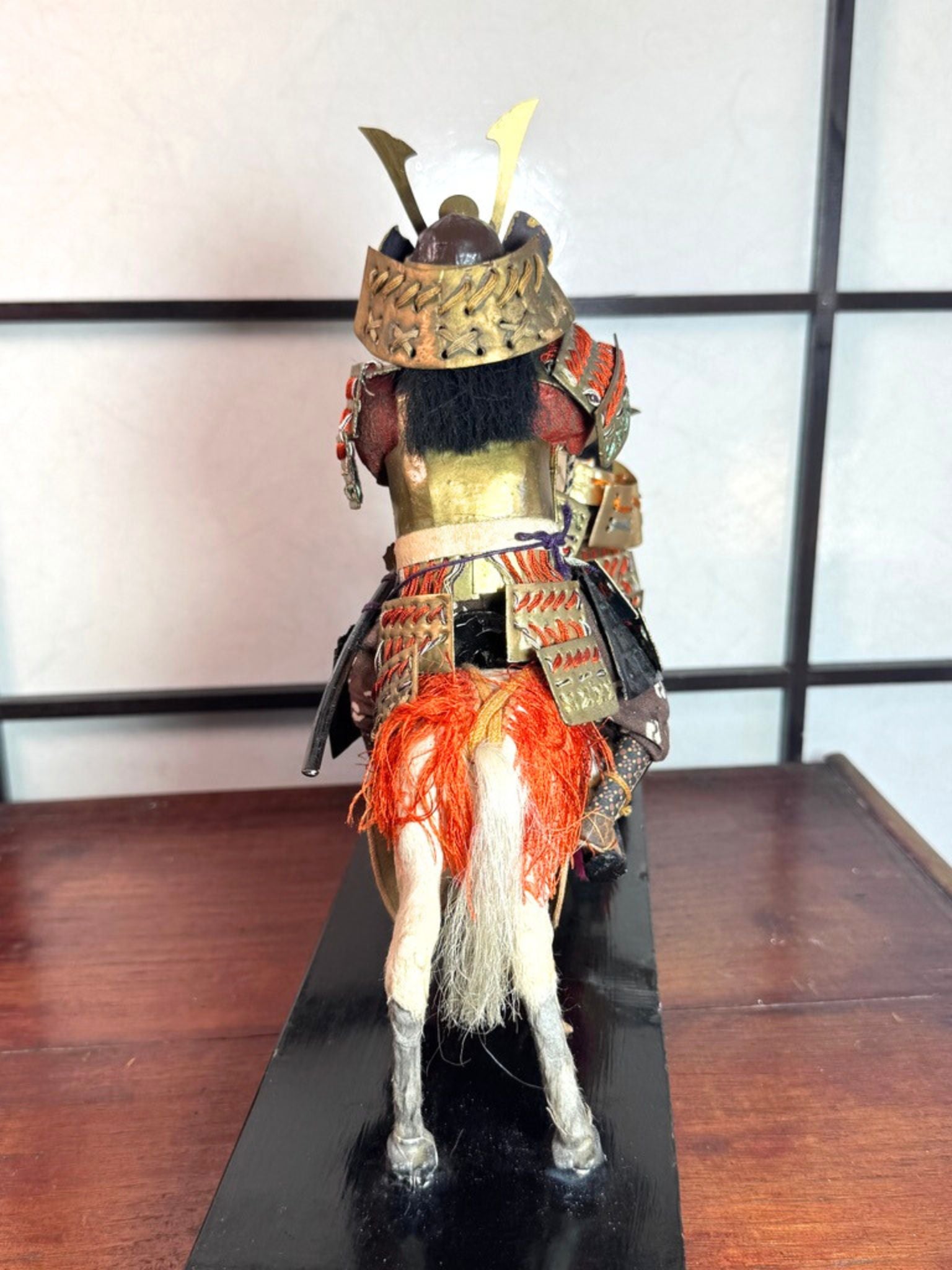 samouraï à cheval vu de dos