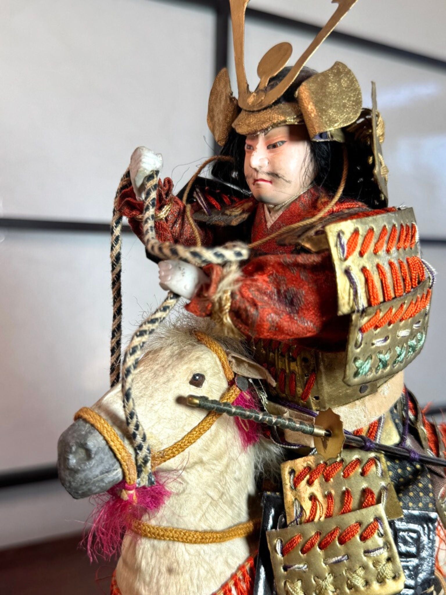 gros plan sur le visage du samouraï et la tête du cheval