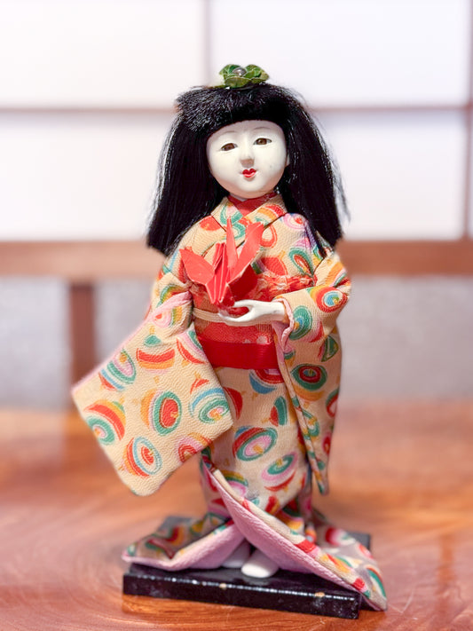 poupée japonaise Ichimatsu en kimono avec grue rouge en origami